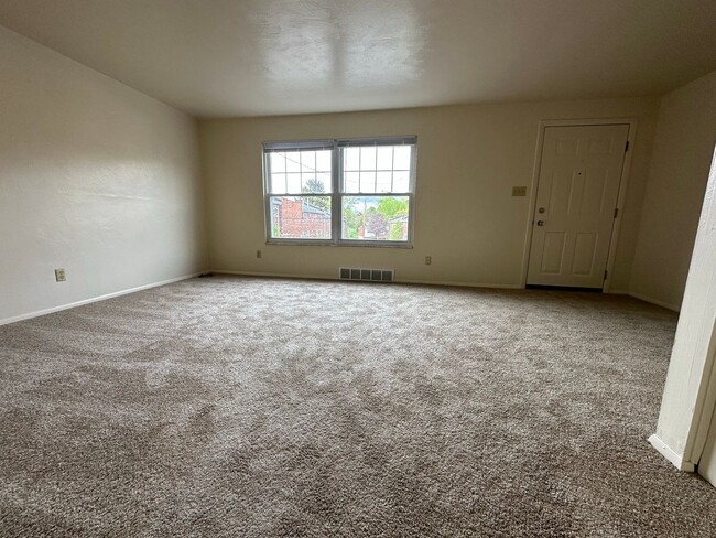 Building Photo - Wonderful Two Bedroom Townhouse in Plum! P...