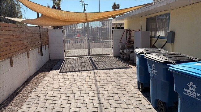 Building Photo - 1819 S Beverly Way