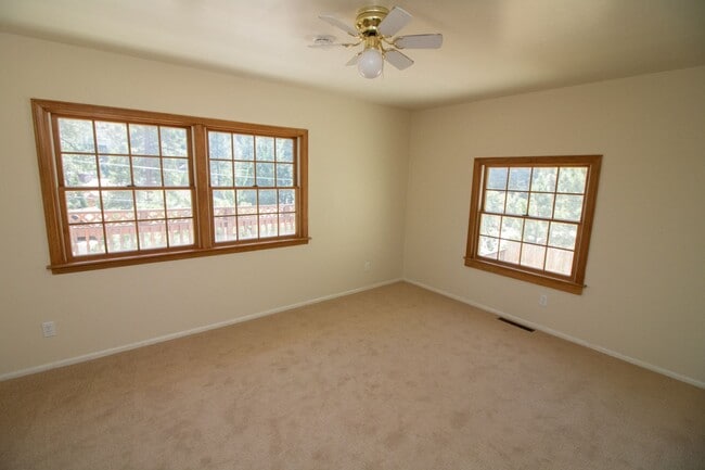 Building Photo - Spacious Three Bedroom