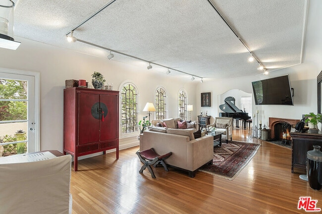 Building Photo - 143 S Mansfield Ave