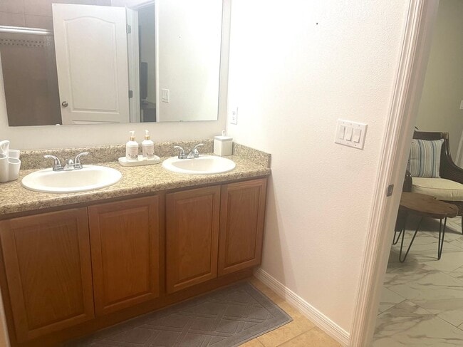 Building Photo - 701 SW McComb Ave