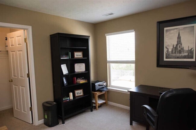 Building Photo - 4 Bedroom 2.5 Bath Home