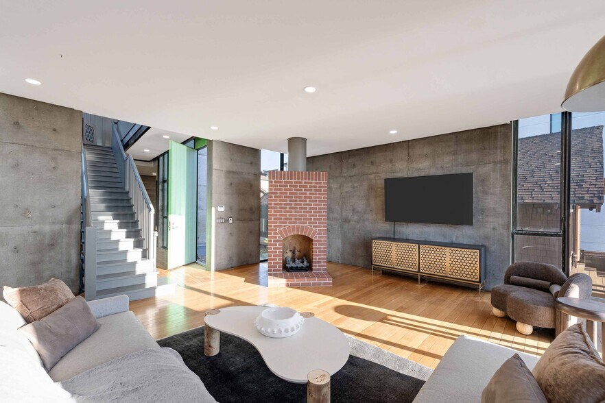 Building Photo - 1812 The Strand