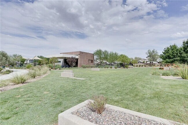 Building Photo - 932 Lotus Falls St