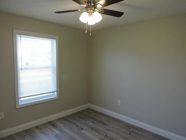 Building Photo - 125 Louise Dr