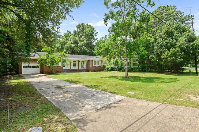 Building Photo - Beautifully Renovated 3-Bedroom Home with Garage & Spacious Yard in Mobile