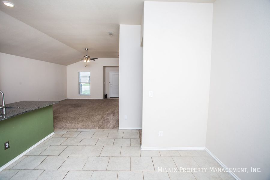 Building Photo - 14211 Vernon Ave