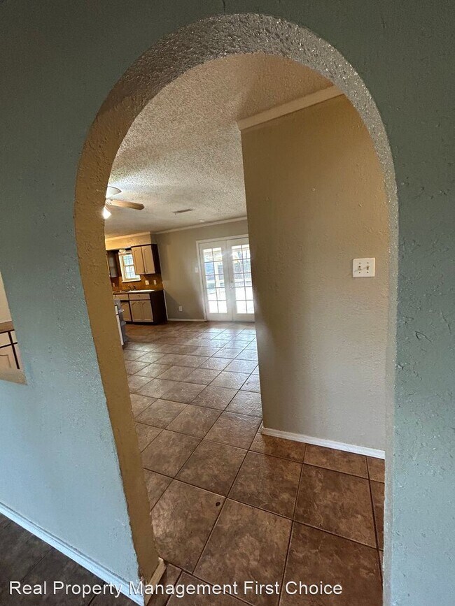 Building Photo - 3 br, 1 bath House - 905 W Denver