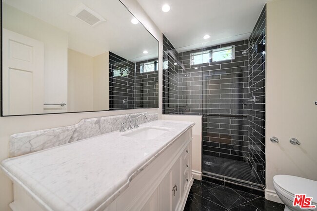 Building Photo - 435 N Palm Dr