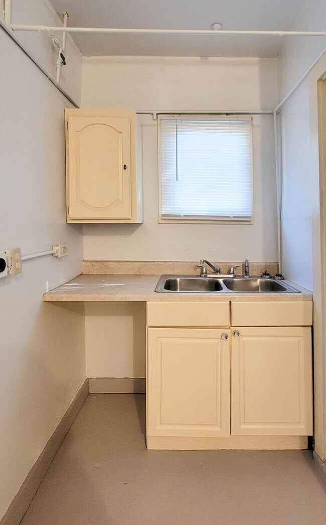 Building Photo - 704 Wellesley Rd