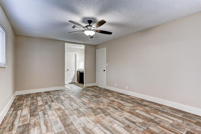 Building Photo - 1827 Riverwood Trail