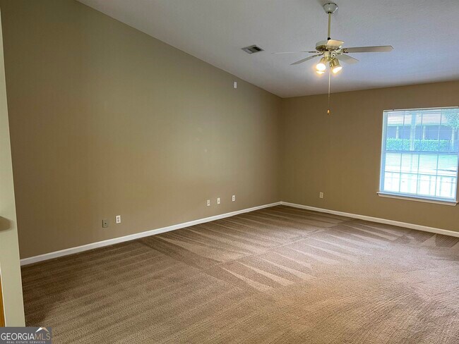 Building Photo - 204 Old Pond Dr W