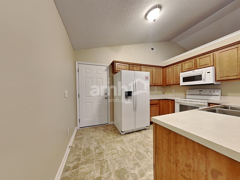 Building Photo - 136 Trickle Dr