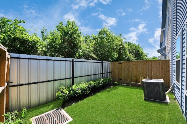 Building Photo - 1032 Glen Ln