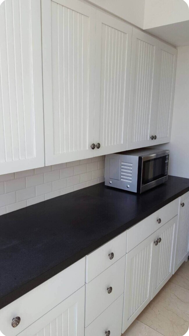 Building Photo - 2500 Kalakaua Ave