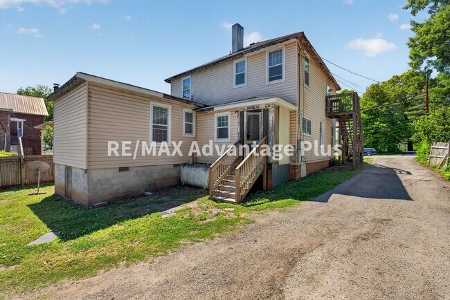 Building Photo - 106 Grove St