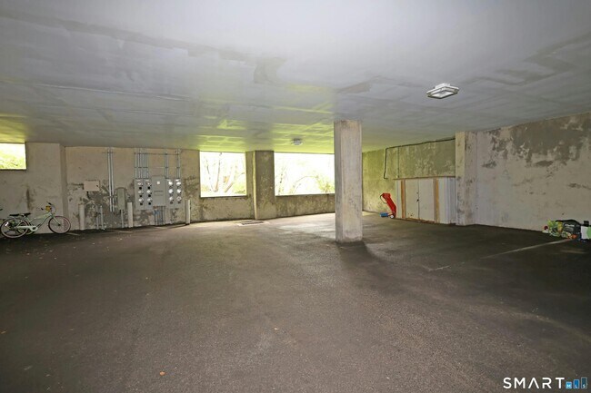 Building Photo - 633 Danbury Rd