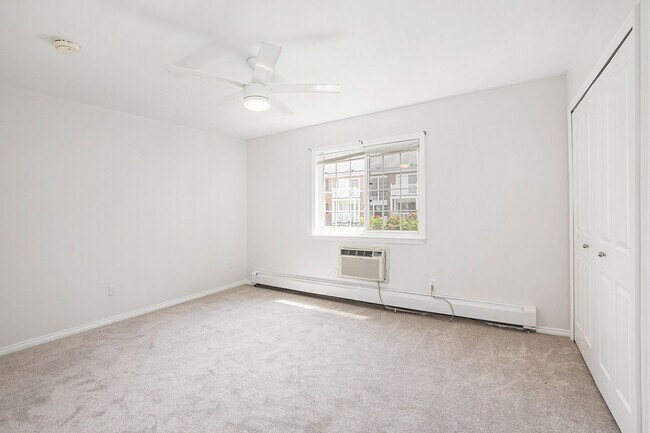 Building Photo - 2440 Parmenter Blvd