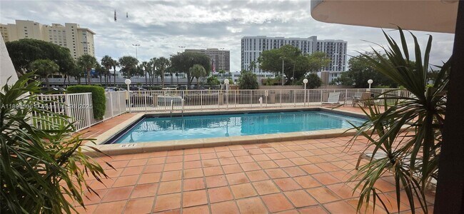 Building Photo - 1650 NE 115th St