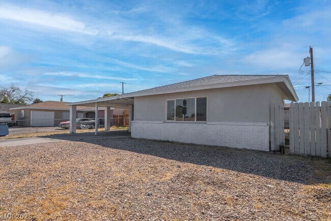 Building Photo - 1501 N Tonopah Dr