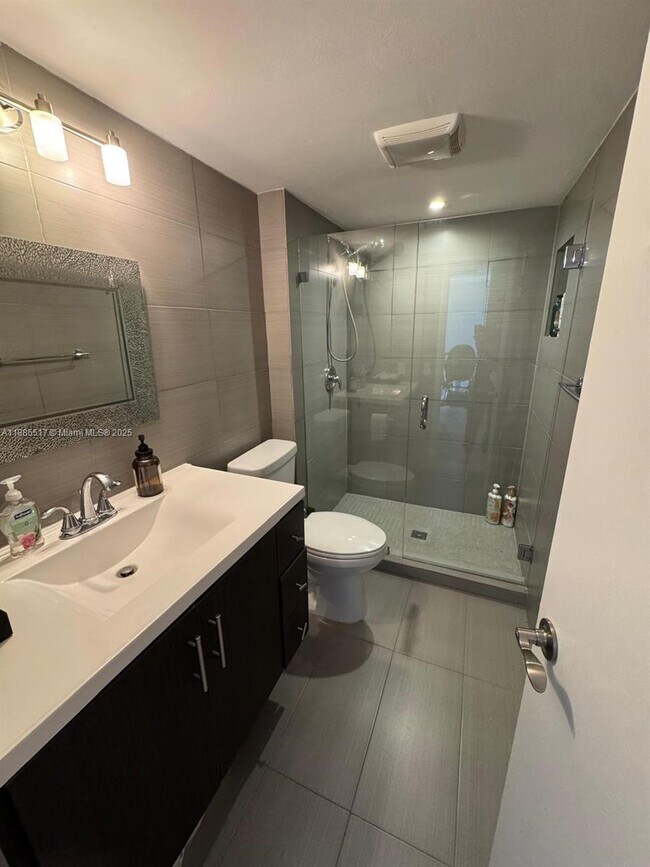 Building Photo - 3731 N Country Club Dr