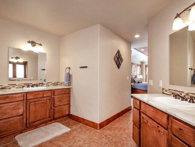 Building Photo - 235 Moonridge Dr