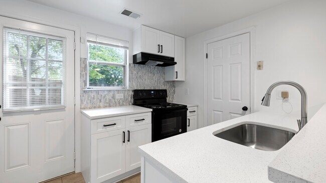 Building Photo - 4389 Pembrook Village Dr