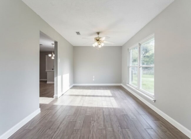 Building Photo - 2135 Collingsfield Dr