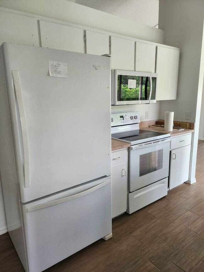 Building Photo - UPDATEED 3 BEDROOM 2 CAR GARAGE HOME WITH LARGE BACK YARD!