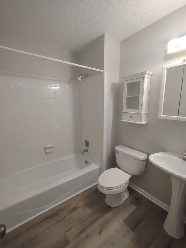 Building Photo - Pristine Duplex Home Located in the Lincol...