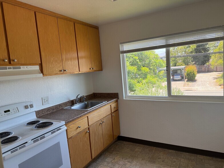 Kitchen - 6119 Montecito Blvd