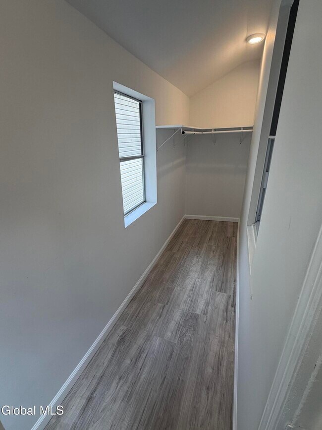 Building Photo - 885 Yorkston St