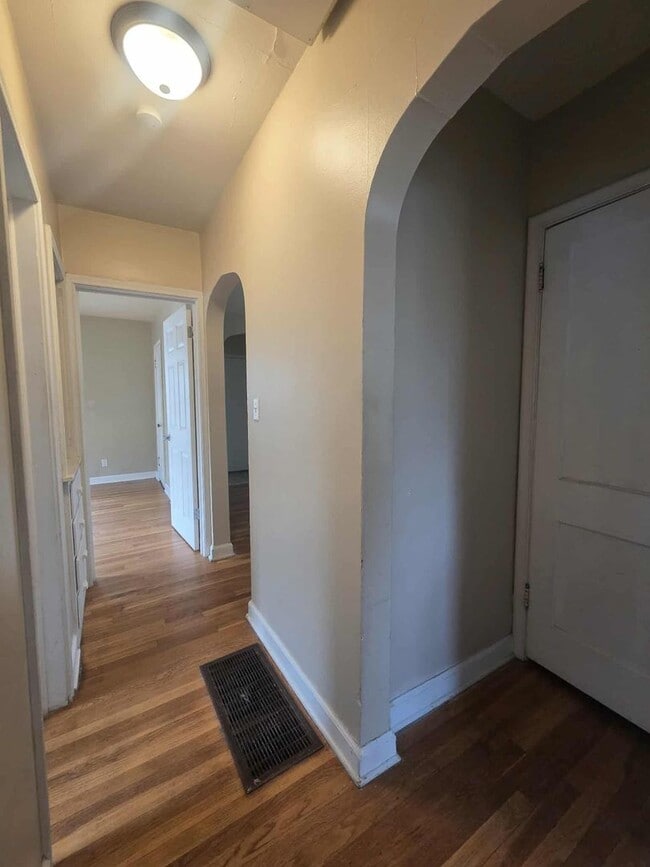 Building Photo - Spacious home for rent!