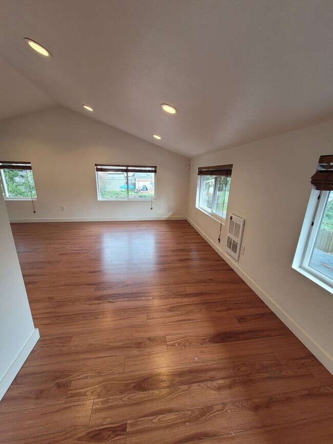 Building Photo - 4BD/2BA Duplex located in Springfield