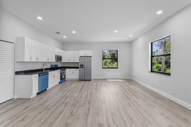 Building Photo - 556 Sherwood Ave S