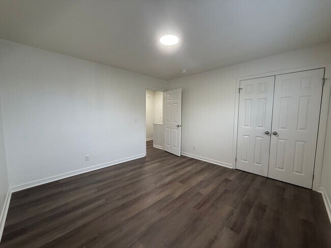 Building Photo - 2 Bedroom 1.5 Bath Apartment located in Jo...