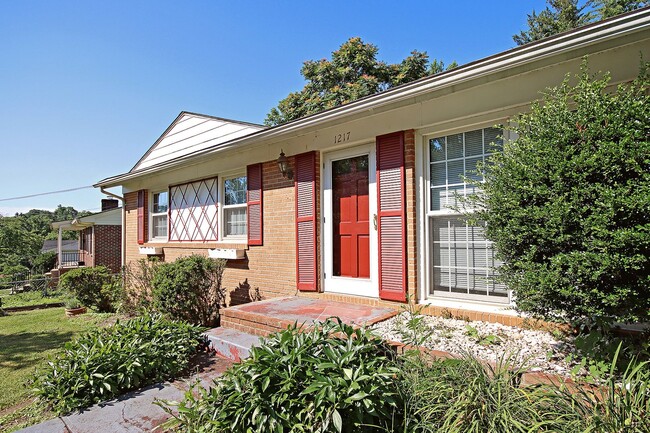 Building Photo - One-Level Living Locust Grove Home (Applic...