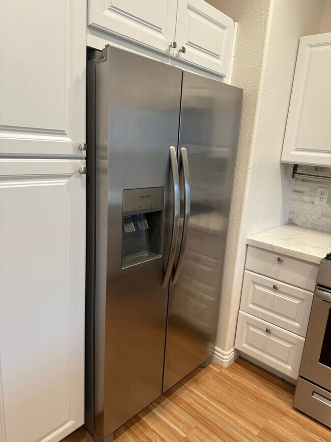 Building Photo - Great Townhome in Henderson Gated Community