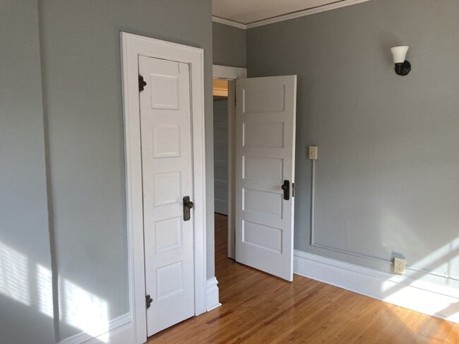 Building Photo - AVAILABLE JUNE - 4 Bed 1.5 Bath Spacious Home