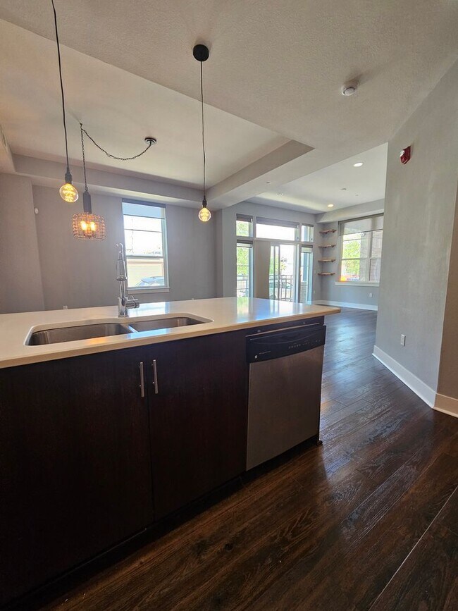 Building Photo - Congress Park High Rise Living! Huge Main Floor 2 Bed 2 Bath