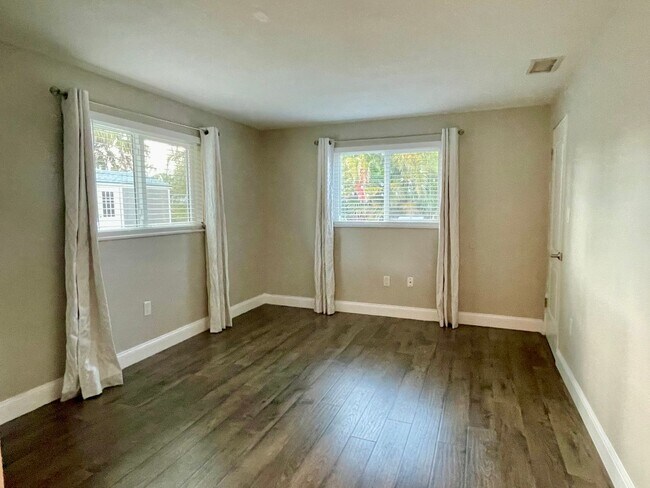 Building Photo - Newly Remodeled 3 Bedroom 2 Bathroom House...