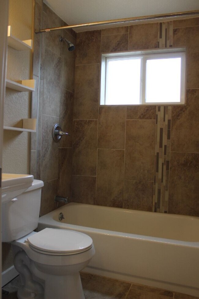 Building Photo - 3 BR/ 1 BA Ranch home in Commerce City!