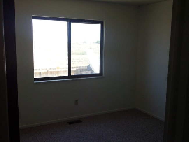 Building Photo - Widefield side entry bi-level home.