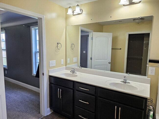 Building Photo - Near Dover Rd. Close to Post! 3 Bed/2 Bath...