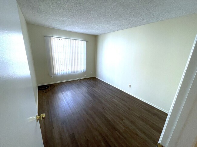 Building Photo - 2 bedrooms, 2 baths, 2 parking spaces! Cen...