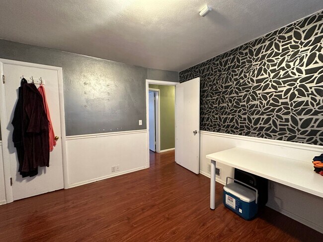 Building Photo - Fantastic 4 Bedroom 2 Bath Northside Home