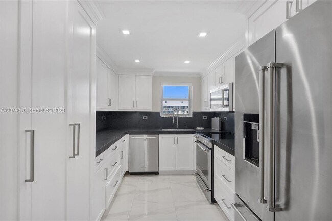 Building Photo - 5555 Collins Ave