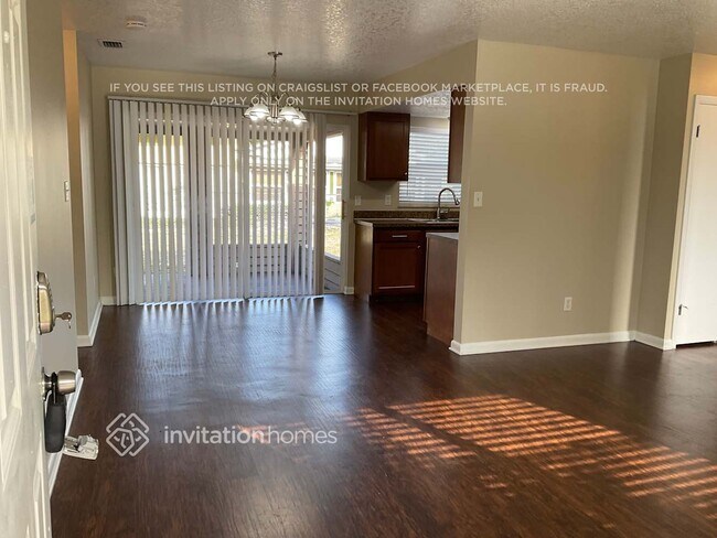 Building Photo - 2401 Driftwood Dr