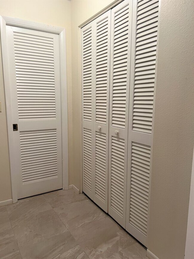 Building Photo - Nokomis/Osprey Area -- Close to beautiful ...