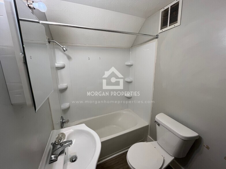 Building Photo - 832 E 7th St